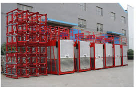 Elevador vermelho 2000kg SC200 da grua do passageiro da gaiola gêmea/200 para a construção