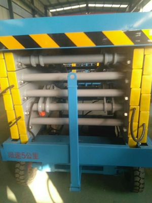 O aço azul/amarelo pintou a plataforma de trabalho móvel industrial Scissor o elevador com bateria